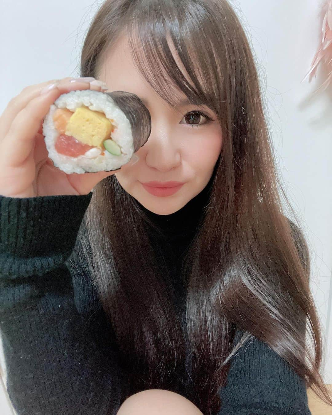 RANさんのインスタグラム写真 - (RANInstagram)「節分しっかり恵方巻き食べたよん♡ 南南東ガン見しながら心の中で欲張りなくらいお願い事しました🙏🏻🙏🏻🙏🏻 叶うといいなぁ〜👼🏻 . . . . #2月2日 #節分 #124 #恵方巻き #願掛け #願い事叶いますように #お願い #わんぱく #食いしん坊 #海鮮恵方巻き #ローソン #ごちそうさまでした」2月3日 13時11分 - rrran1015