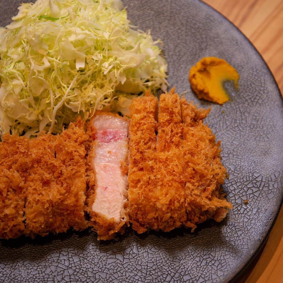 魚金さんのインスタグラム写真 - (魚金Instagram)「本日オープン🐖です！ 林SPFポーク使用のトンカツ専門店！ 昼から夜まで、揚げまくります。 【トンカツ　ツキウマ】 田町駅、三田駅より徒歩3分。 ぜひ、ご賞味ください🐽  #林spf #トンカツ #定食 #田町 #三田 #ロースカツ #ヒレカツ #カツカレー #集えトンカツマニア」2月3日 13時12分 - uokin_koho