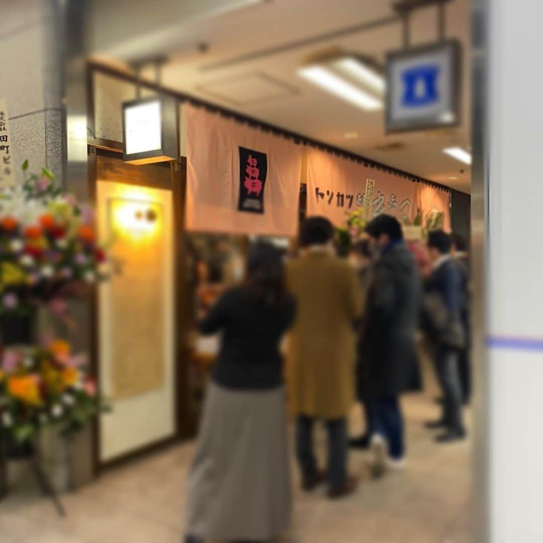 魚金さんのインスタグラム写真 - (魚金Instagram)「本日オープン🐖です！ 林SPFポーク使用のトンカツ専門店！ 昼から夜まで、揚げまくります。 【トンカツ　ツキウマ】 田町駅、三田駅より徒歩3分。 ぜひ、ご賞味ください🐽  #林spf #トンカツ #定食 #田町 #三田 #ロースカツ #ヒレカツ #カツカレー #集えトンカツマニア」2月3日 13時12分 - uokin_koho