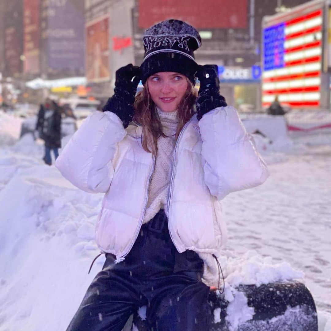 ヴラダ・ロスリャコヴァのインスタグラム：「To all concerned beautiful people out there 🤗 Thank you very much for checking on me and telling me what I have to do 🤦‍♀️ I just got my NEGATIVE test result on the 4th day after arrival to NY State as it is required here.  Just so you know that I’m NOT the CAUSE of this pandemic as someone suggested here. 🤷‍♀️😙😏 And may I please suggest you go outside and breathe fresh air and play snowballs while it’s still there, just put warm clothes on to protect yourself from getting cold. 🤗🤗🤗」
