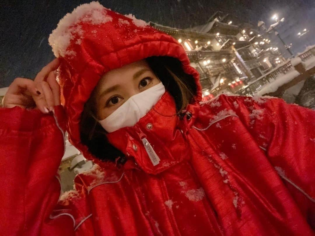 吉江瞳のインスタグラム：「よし旅銀山温泉編！ 雪山だから寒いと思いダウンきてきたけど旅館で借りたベンチコートの方があったかくってベンチコートの素晴らしさに気づきました！！ 夜も雪がすごくって写真撮ってたらいつのまにか積もってた😂 #銀山温泉 #雪国 #ベンチコート #ベンチコート神 #よし旅 #よしえの冬休み」