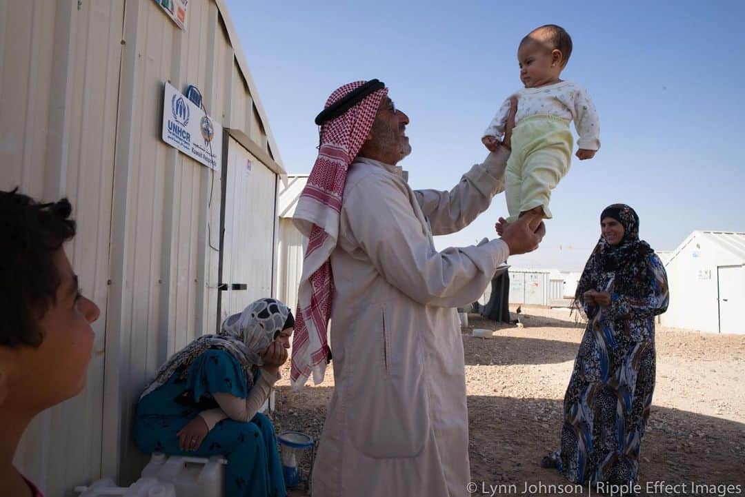 thephotosocietyさんのインスタグラム写真 - (thephotosocietyInstagram)「Photo by @ljohnphoto for @rippleeffectimages  Despite the hardships, life continues in Azraq camp. Weddings are performed, babies are born, and communities form. The spirit of human perseverance is too strong to be snuffed out by war or troubled times. #syrianrefugees #refugees #unhcr #jordan #rippleeffectimages」2月3日 13時17分 - thephotosociety