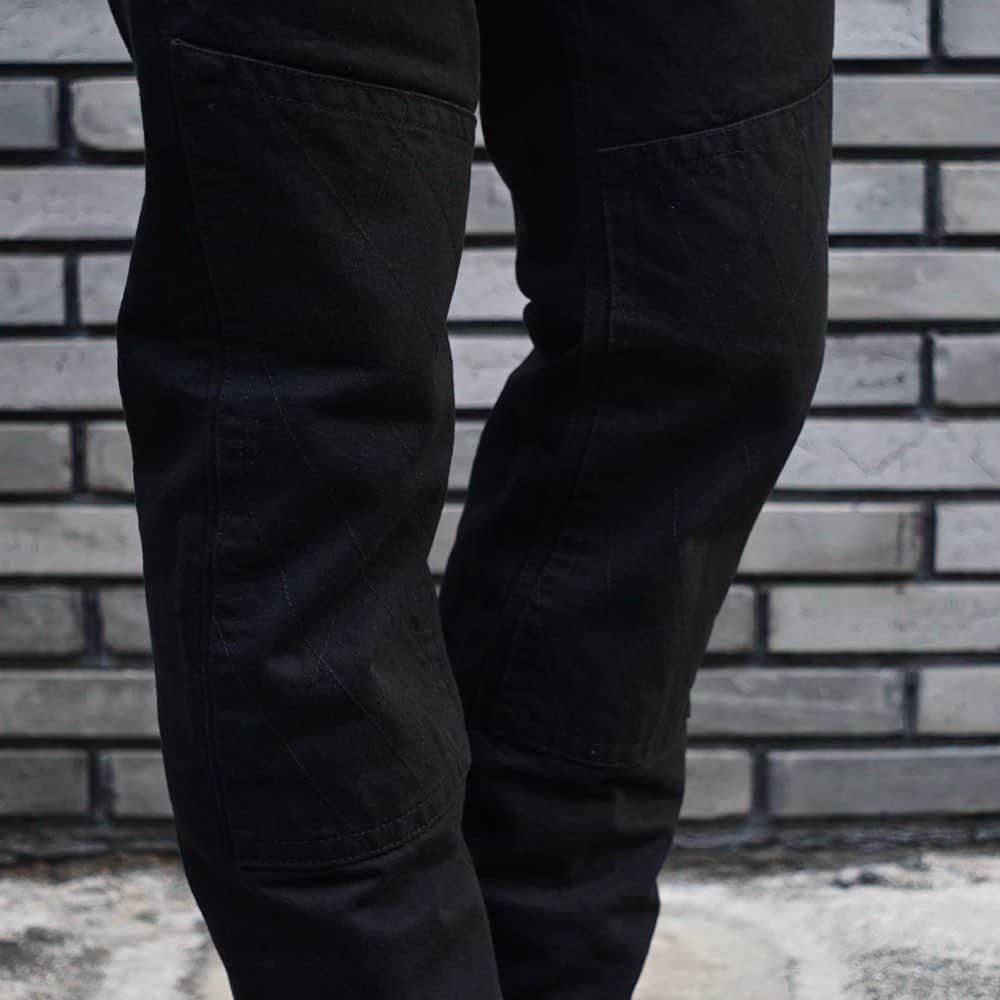 ウェスコさんのインスタグラム写真 - (ウェスコInstagram)「. Langlitz Leathers "B.D Competition Pants"  ラングリッツの名品"Padded Competition Breeches"のディテールを取り入れたデニムパンツ。 13ozのブラックデニムは、適度な厚みでオールシーズン着用可能です。 また「反応染め」という染色方法を用いており、色落ち・色移りを防ぎます。 ジッパー付きのハンドポケットやヒザ、ヒップに装備されたダイヤキルトパッドなど、ディテールも忠実。 ツーリングはもちろん、タウンユースなど幅広く活躍してくれることでしょう！ ※写真のスタッフは身長174cm体重68kgでW32を着用  #langlitzleathers #competitionpants #paddedcompetitionbreeches #denimpants #denim #blackdenim #motorcycle #fashion #wesco #boss #boots #workboots #scapoose #portland #oregon #usa #wescojapan #wescoosaka」2月3日 13時27分 - wesco_japan