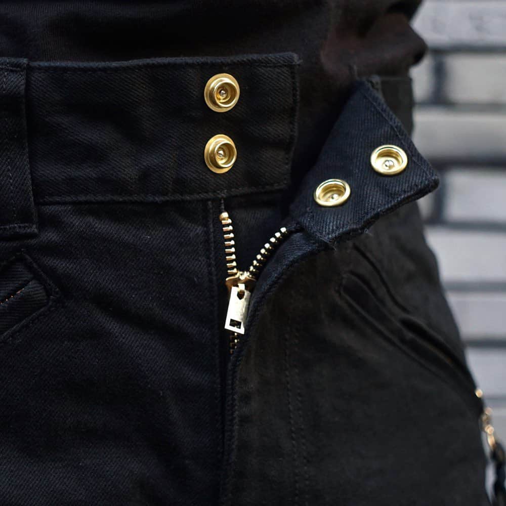 ウェスコさんのインスタグラム写真 - (ウェスコInstagram)「. Langlitz Leathers "B.D Competition Pants"  ラングリッツの名品"Padded Competition Breeches"のディテールを取り入れたデニムパンツ。 13ozのブラックデニムは、適度な厚みでオールシーズン着用可能です。 また「反応染め」という染色方法を用いており、色落ち・色移りを防ぎます。 ジッパー付きのハンドポケットやヒザ、ヒップに装備されたダイヤキルトパッドなど、ディテールも忠実。 ツーリングはもちろん、タウンユースなど幅広く活躍してくれることでしょう！ ※写真のスタッフは身長174cm体重68kgでW32を着用  #langlitzleathers #competitionpants #paddedcompetitionbreeches #denimpants #denim #blackdenim #motorcycle #fashion #wesco #boss #boots #workboots #scapoose #portland #oregon #usa #wescojapan #wescoosaka」2月3日 13時27分 - wesco_japan