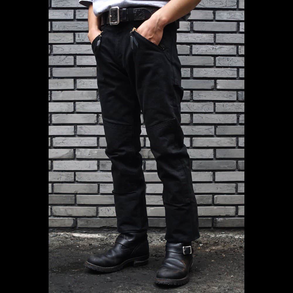 ウェスコさんのインスタグラム写真 - (ウェスコInstagram)「. Langlitz Leathers "B.D Competition Pants"  ラングリッツの名品"Padded Competition Breeches"のディテールを取り入れたデニムパンツ。 13ozのブラックデニムは、適度な厚みでオールシーズン着用可能です。 また「反応染め」という染色方法を用いており、色落ち・色移りを防ぎます。 ジッパー付きのハンドポケットやヒザ、ヒップに装備されたダイヤキルトパッドなど、ディテールも忠実。 ツーリングはもちろん、タウンユースなど幅広く活躍してくれることでしょう！ ※写真のスタッフは身長174cm体重68kgでW32を着用  #langlitzleathers #competitionpants #paddedcompetitionbreeches #denimpants #denim #blackdenim #motorcycle #fashion #wesco #boss #boots #workboots #scapoose #portland #oregon #usa #wescojapan #wescoosaka」2月3日 13時27分 - wesco_japan