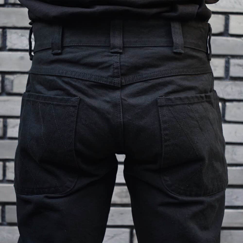 ウェスコさんのインスタグラム写真 - (ウェスコInstagram)「. Langlitz Leathers "B.D Competition Pants"  ラングリッツの名品"Padded Competition Breeches"のディテールを取り入れたデニムパンツ。 13ozのブラックデニムは、適度な厚みでオールシーズン着用可能です。 また「反応染め」という染色方法を用いており、色落ち・色移りを防ぎます。 ジッパー付きのハンドポケットやヒザ、ヒップに装備されたダイヤキルトパッドなど、ディテールも忠実。 ツーリングはもちろん、タウンユースなど幅広く活躍してくれることでしょう！ ※写真のスタッフは身長174cm体重68kgでW32を着用  #langlitzleathers #competitionpants #paddedcompetitionbreeches #denimpants #denim #blackdenim #motorcycle #fashion #wesco #boss #boots #workboots #scapoose #portland #oregon #usa #wescojapan #wescoosaka」2月3日 13時27分 - wesco_japan