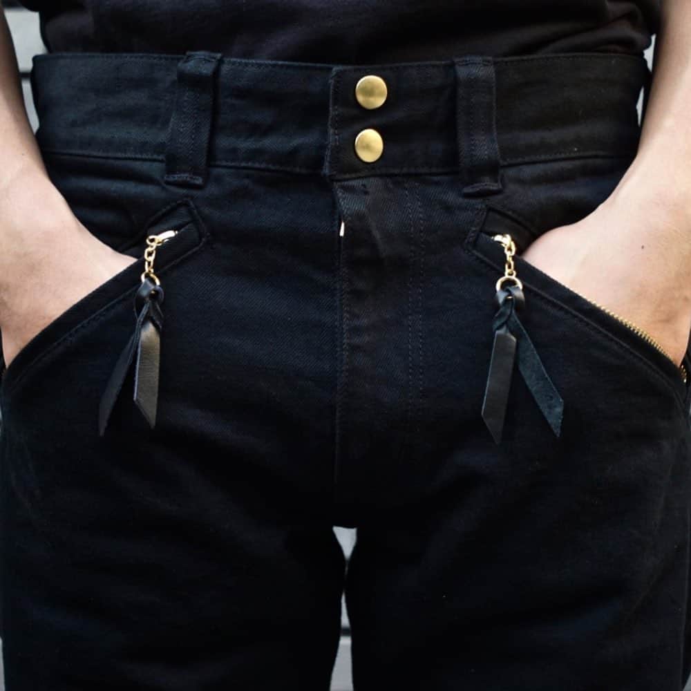 ウェスコさんのインスタグラム写真 - (ウェスコInstagram)「. Langlitz Leathers "B.D Competition Pants"  ラングリッツの名品"Padded Competition Breeches"のディテールを取り入れたデニムパンツ。 13ozのブラックデニムは、適度な厚みでオールシーズン着用可能です。 また「反応染め」という染色方法を用いており、色落ち・色移りを防ぎます。 ジッパー付きのハンドポケットやヒザ、ヒップに装備されたダイヤキルトパッドなど、ディテールも忠実。 ツーリングはもちろん、タウンユースなど幅広く活躍してくれることでしょう！ ※写真のスタッフは身長174cm体重68kgでW32を着用  #langlitzleathers #competitionpants #paddedcompetitionbreeches #denimpants #denim #blackdenim #motorcycle #fashion #wesco #boss #boots #workboots #scapoose #portland #oregon #usa #wescojapan #wescoosaka」2月3日 13時27分 - wesco_japan