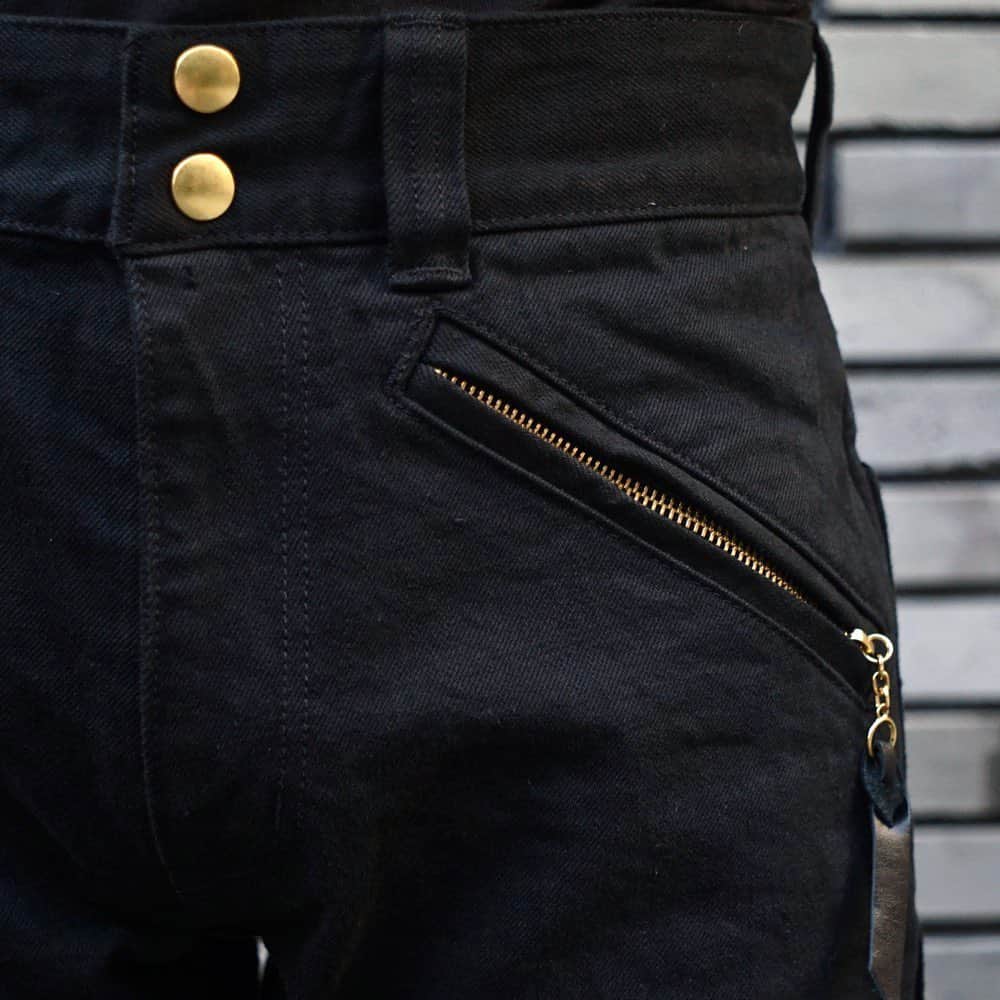 ウェスコさんのインスタグラム写真 - (ウェスコInstagram)「. Langlitz Leathers "B.D Competition Pants"  ラングリッツの名品"Padded Competition Breeches"のディテールを取り入れたデニムパンツ。 13ozのブラックデニムは、適度な厚みでオールシーズン着用可能です。 また「反応染め」という染色方法を用いており、色落ち・色移りを防ぎます。 ジッパー付きのハンドポケットやヒザ、ヒップに装備されたダイヤキルトパッドなど、ディテールも忠実。 ツーリングはもちろん、タウンユースなど幅広く活躍してくれることでしょう！ ※写真のスタッフは身長174cm体重68kgでW32を着用  #langlitzleathers #competitionpants #paddedcompetitionbreeches #denimpants #denim #blackdenim #motorcycle #fashion #wesco #boss #boots #workboots #scapoose #portland #oregon #usa #wescojapan #wescoosaka」2月3日 13時27分 - wesco_japan