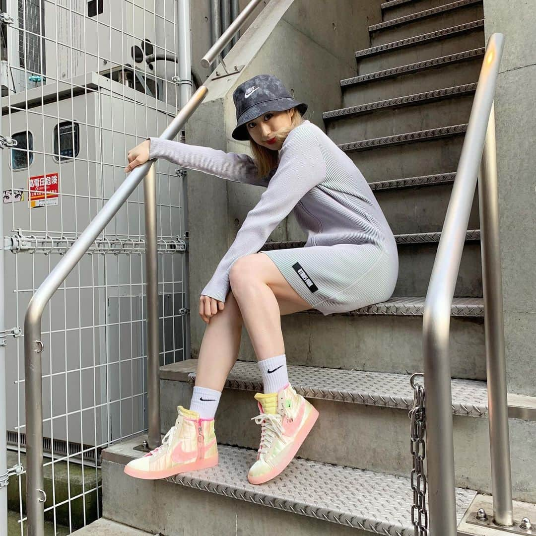 アトモスガールズ/atmos girlsさんのインスタグラム写真 - (アトモスガールズ/atmos girlsInstagram)「. NIKEから中華圏に向けた"CHINESE NEW YEAR(チャイニーズニューイヤー)"をイメージした新作スニーカーが登場🌸✨ 新年を祝う伝統や縁起物を落とし込み、華やかで豪華なデザインへと昇華✨ クラシカルなモデルに"REBEL(反逆者)"のテーマでアレンジを施した、"BLAZER MID REBEL(ブレーザー ミッド レベル)"はローズゴールドのオーバーレイを剥がすと、下地の鮮やかな色彩が覗く二重構造となっており、切り貼りされたようなスウッシュや反転した"NIKE"ロゴを記したヒールパッチには、ベルベット素材をあしらい一際ラグジュアリー感のある雰囲気を演出✨春色満載のこれからの季節にぴったりな一足☺️🌸2/10(水)より発売！ぜひお見逃しなく。。！  　　　 　　　 　　　 　　  #atmos#atmospink#アトモス#アトモスピンク#スニーカー#スニーカー女子#NIKE#nikeshoes#nikesneakers#blazermid#ナイキ#ナイキスニーカー#ハイカットスニーカー#春節#春色#スニーカーコーデ#スニーカースタイル#ニットワンピース#ニットワンピ#バケハ#フェミニンコーデ#原宿#表参道#スニーカーショップ#ナイキブレーザー#ストリートスタイル#ストリートファッション#新作スニーカー#chinesenewyear#cny」2月3日 13時20分 - atmos_pink_official