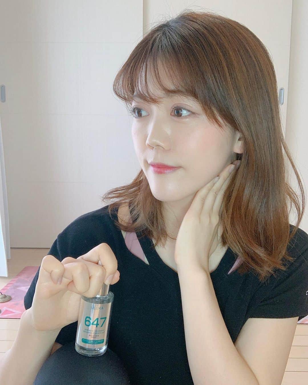 上坂由莉のインスタグラム：「﻿ 寒さに弱いから冬はタートルを多く﻿ 着ていたらなんだか首が痒くなったり湿疹が💦﻿ 改めて摩擦って良くないんだなと思いしりました😭﻿ ﻿ ﻿ とりあえず最近は摩擦と乾燥を防ぐために﻿ 首に直接タートルニットが当たらないようにしたり﻿ あとは徹底的に保湿を意識💦﻿ 乾燥すると余計に痒くなる〜😔😭😭﻿ ﻿ ﻿ ウルカトリートメントリペアエッセンス✨﻿ 番号は他にも色々あったけど﻿ 647は炎症を抑えて、傷ついた肌を修復する﻿ シリーズでデコルテまでしっかり塗ってるよ👩﻿ コスパがいいからとりあえずこれは﻿ 気づいたらふんだんにつける！！！😤笑﻿ 乾燥対策は本当こまめに保湿が大切て﻿ BAさんに言われたのでレッスン終わるたびに﻿ 塗るようにはしています✨﻿ ﻿ ﻿ やるとやらないでやっぱり違う😭﻿ お家にいる機会が増えて暖房も使ってるし﻿ 乾燥対策は本当気をつけないと…と﻿ 自分に言い聞かせながら書きました😂﻿ ﻿ ﻿ #ウルカトリートメントリペアエッセンス647 #乾燥肌﻿ #スキンケア #乾燥対策 #uluka #ad﻿」