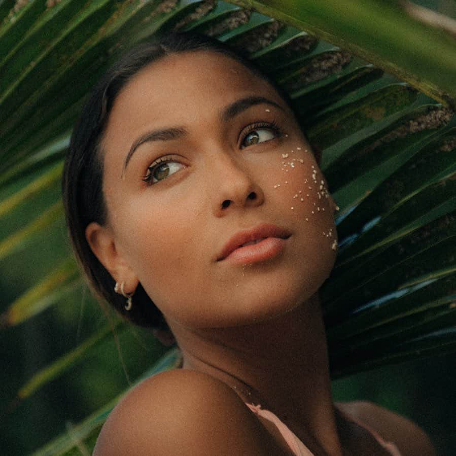 ティア・ブランコのインスタグラム：「🌴💫🌺 portrait by @ivanacook ❤️」