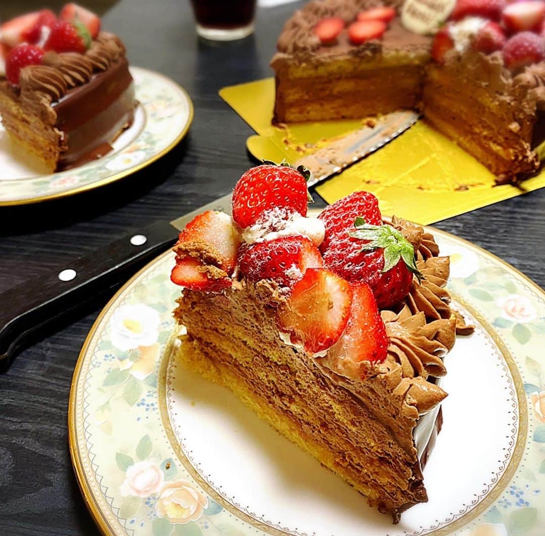 とぎもちさんのインスタグラム写真 - (とぎもちInstagram)「.﻿ ﻿ 【高松ケーキ屋 다카마쓰 빵집】﻿ ﻿ ハマりにハマってる﻿ 仏生山の美味しいケーキ屋﻿ ヒッコリーさんで﻿ ホールケーキ注文しました🍓💕﻿ ﻿ とぎママの誕生日のお祝いケーキ🎂😆﻿ ﻿ 今回は﻿ チョコがけで中のスポンジは白﻿ 中にあんずジャムを挟んで…﻿ ﻿ 色々注文お願いしちゃったんですが﻿ またも上手に美味しく作ってくださりました😭💕﻿ ﻿ いちごもたっぷり﻿ いつも大満足です💓💓﻿ .﻿ #ヒッコリー #仏生山 #高松 #香川 #日本 #仏生山ケーキ屋 #高松ケーキ屋 #hiccoly #다카마쓰 #카가와 #일본 #다카마쓰빵집  #먹스타그램 #토기모치 #とぎもちkorea #とぎもちヒッコリー」2月3日 13時26分 - togistagram