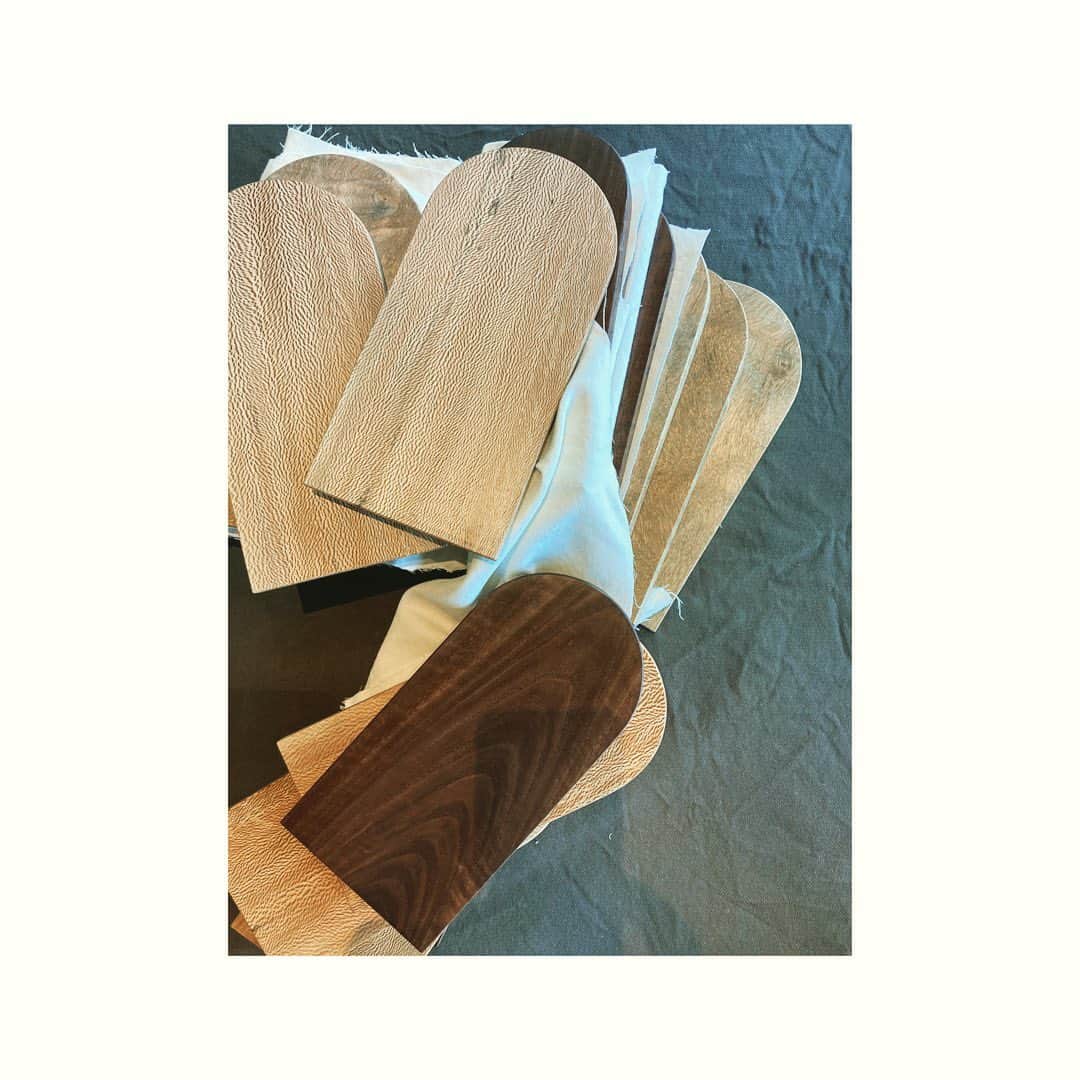 journaleatripのインスタグラム：「〜Something like　〜  cutting　board　by　５woodworkers  日常品とアート作品の違いってなんだろ？なんてよく思ってりもします。  陽射しをサンサンに浴びた まな板展です。  2月2日〜 @eatripsoil  12時〜19時 (月曜日お休み、 日曜日は18時までとなります) ...............  目的の利便性だけでなく なんだかこの手触りがいい なんだかこの形が気になる だんろう心に残る色味 なんだか惹きつけられる そのなんだかの気持ちを私はもの選びの時に大事にしています。 そしてその何だかは思いもよらぬ力を発揮したり目にみえる世界になんだか光が放って愛おしくもなってきます。 好きなものは使って育てて味わいがでてきます。 そんな作品の出会いがありますように。 .........  今回はまな板です 私はまな板好きで今まで２０年以上の料理人生でたくさん様々な形のまな板を作ってもらったり購入したりしてきました。 特にケータリングも多かったので サーフボードのようなまな板はその名もサーフボード トマトの形をしてヘタの部分をヘタの形にくり抜いて持ち運びのテにしたトマトボード 細長いーまな板で前菜のお皿がわりにもしたり 分厚い切り株のようなまな板はそのまま鍋敷きのようにつかったり食卓の演出に 豚の形や虫食いのりんごの形などいろんな姿のものまでとにかく持っていました。 そんなまな板愛が強い私ですが今回はキュレーション清水彩さんによる４人の 作家、アーティストを迎えて自由に作っていただきました。 一つとして同じ形はないまな板はきっと料理が楽しくなる目的だけでなく自由な気持ちで使いたくなる気がしております。 よい出逢いがありますように。  #盛永省治 @shojimorinaga  #jesse @jesse_____singer  #小石制作所 @koishi_wood_works #荒木さん @_araki_」