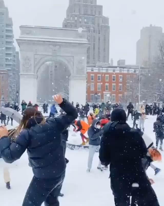 The Cool Hunterのインスタグラム：「Snow fight in NYC #thecoolhunter #nyc #snowfight」