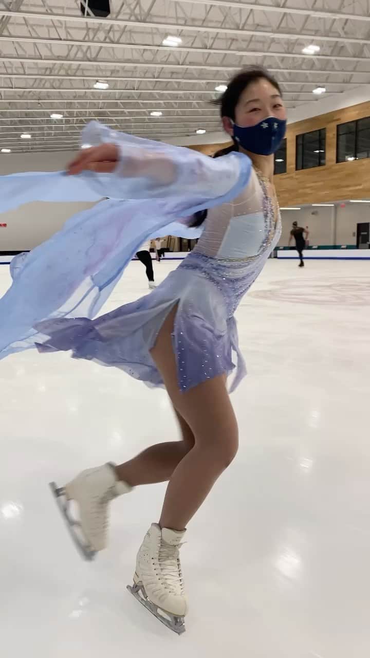 長洲未来のインスタグラム：「👘 • • • • • • • • 👗: @yumicouture @japanesekimonodressing  📸: @bostonicedanceacademy」