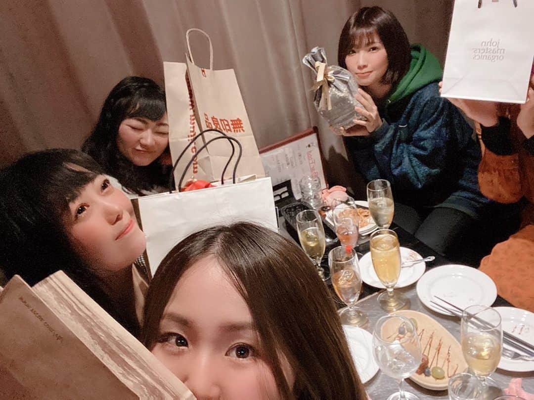 新ユウユさんのインスタグラム写真 - (新ユウユInstagram)「去年のクリスマス会🎄 初めてプレゼント交換した〜🎁  #ゆうゆの家#ゆうゆ会」2月3日 13時45分 - yuyucm