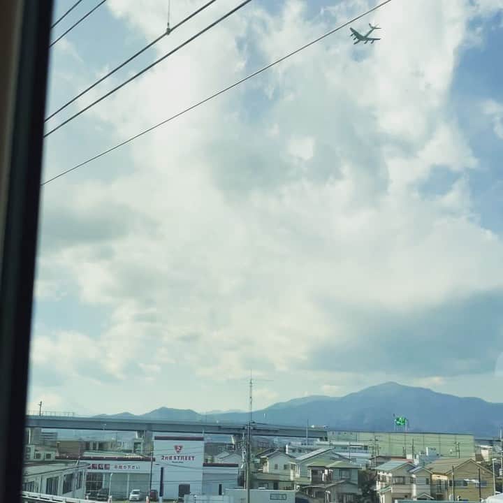 石井雅登のインスタグラム：「大阪公演の為一路西へ。 新幹線と並走する様に自衛隊機が飛んでいた。」