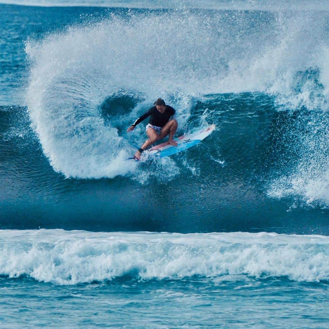 カリッサ・ムーアのインスタグラム：「Such a treat to score playful waves up north this afternoon. It was extra sweet to share the lineup with the one and only @kellyslater ... I have been a huge fan of his surfing from the beginning and getting to watch him live is always insane. Thanks Kelly for the show🙊🤗 pic/ @peterkingphoto」