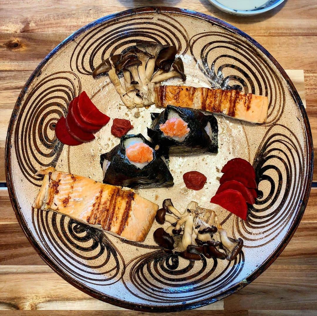 池内万作のインスタグラム：「今日のランチ。 選りすぐり食材がなんとも優しい味。 大満足だ。 妻よありがとう〜！ さぁ午後は領収書や書類と格闘じゃ。 #イケウチ家の食卓 #みちょ食堂」