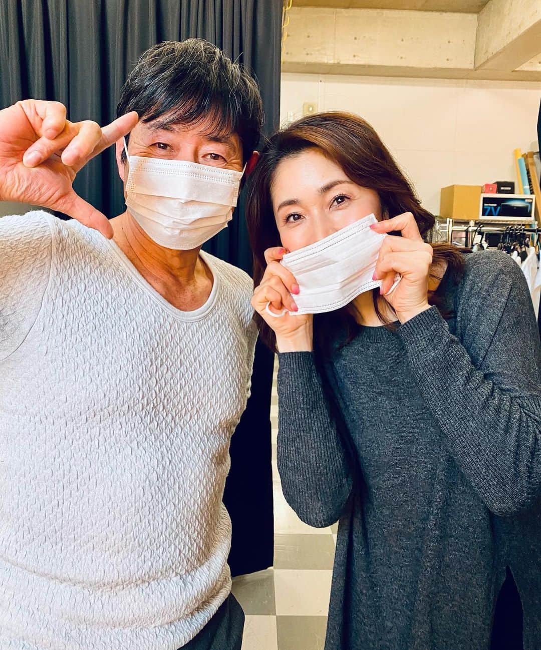 のインスタグラム：「昨日はモデル撮影Day！ お久しぶりにご一緒したメンズモデル、宮下タケルさん @takeru.masa とパチリ📸✨  ダンディーな宮下さんは山梨、富士山麓でゲストハウスを経営されています🏡 朝ごはんは宮下さんの手作りだそですよ♪  思い起こせば数年前、富士山頭頂 手前の8号目で台風接近🌀となり 緊急下山させられた悔しい思い出。。。 また登山できるようになれば宮下HOUSEに前泊して登頂を挑みたいと思います🗻 誰か一緒に登ってくれる人いませんか？😹  昼食はPONDのおいしい洋風弁当でお腹いっぱい　笑 スタッフの皆様、いつもありがとうございます☺️✨  #モデル撮影 #JAF会員様向け通販雑誌 #jaf通販紀行  #初夏号 #メンズモデル #宮下タケル さん #おつかれさまでした  #instagood  #instafashion  #髪がだんだん短くなっていく  #脱ビューティアプリ😹 #model #芦田桂子」