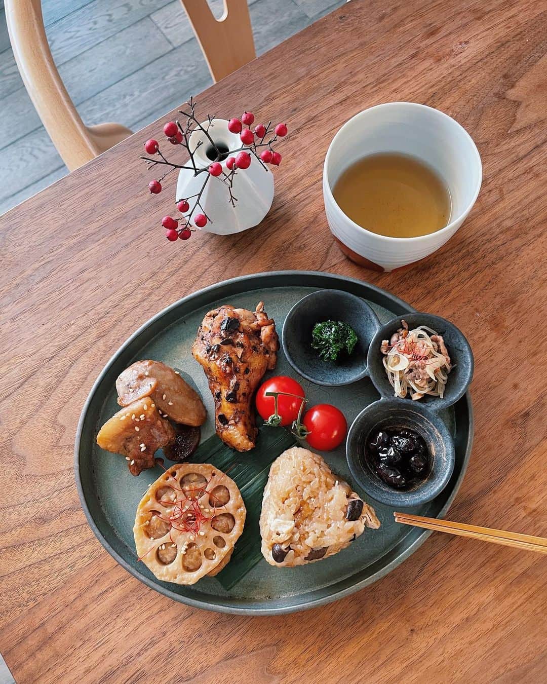 原田沙奈子さんのインスタグラム写真 - (原田沙奈子Instagram)「父と母が差し入れてくれた食事。  朝からせっせと作ったと思われるおかずたちが、大量のタッパーに入れられ我が家に来た。  小さな頃から食べ慣れているせいか、ホッとする☺️  最近の定番となったワンプレート。 （器は #瀬川辰馬 さんのオーバル、三組小付は #陶悦窯 ） ユズにジーッと見られながら食べてる。笑 ・炊き込みご飯 ・れんこんつくね ・里芋入り豚の角煮 ・豆豉と紹興酒で中華風にしたグリルチキン ・麻婆春雨 ・黒豆 ・あおさ ・トマト  このほかにもスープやパンやシフォンケーキなんかもあって。  まとめて風呂敷に包んでたけど、いったい風呂敷は何枚あったんだろ。  炊き込みご飯は釜ごとだし、グリルチキンは鉄板ごと、シフォンケーキは焼いたまま型ごと持ってくるからね。 笑っちゃうよね。  おかげで温かくって最高に美味しい食事だったー。  慣れ親しんだ愛しの茶色いごはんたち🤍  #おうちごはん」2月3日 13時43分 - sanakoharada