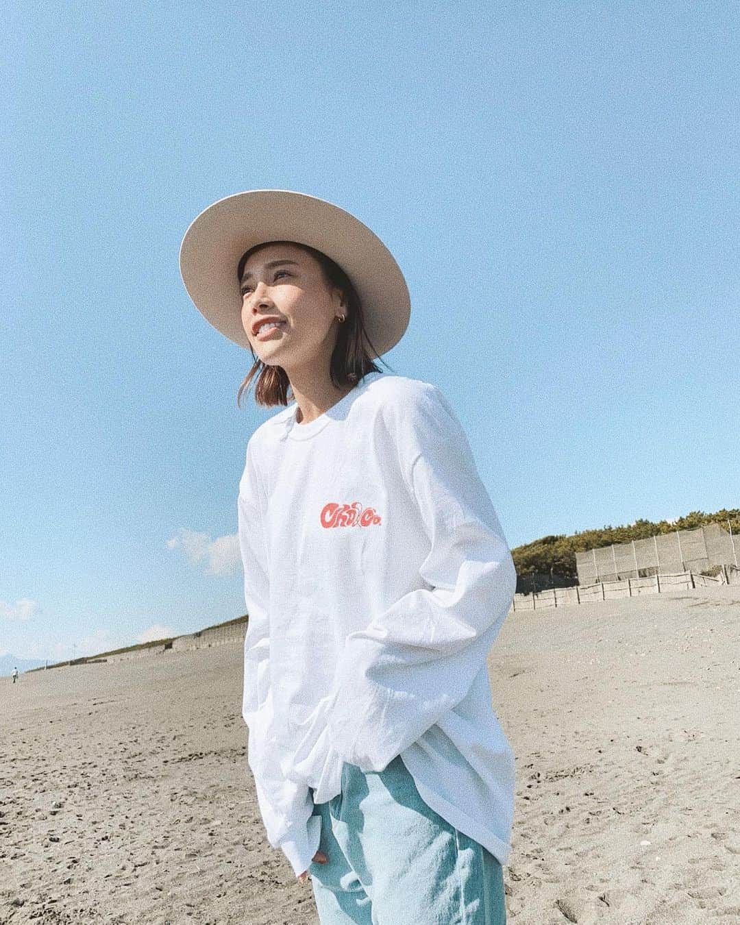 馬詰まほのインスタグラム：「Sunny day!!! 夏にたくさんお世話になった ホットドッグＴ🌭 今回も可愛いロンＴ大活躍してくれてます✌︎ @fling_jpg がバレンタイン企画で阪急うめだ本店3Fにて 2/3~2/9までPOPUP開催してるよ♡ 大阪だったら走って行ってたわ。笑 お近くの方は是非✨ FLINGのwebからも購入出来るからチェックしてみてね☻」