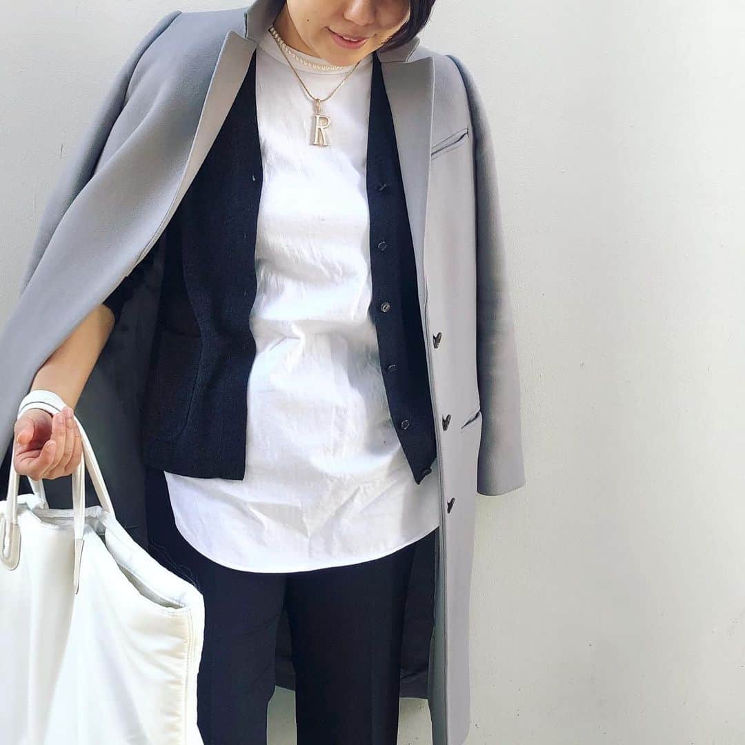 望月律子さんのインスタグラム写真 - (望月律子Instagram)「チャコールグレー×ホワイト カーディガンもパンツもチャコールグレー。 渋い色合わせだから胸元にはパール&イニシャルネックレスで可愛げをプラス…したつもり。 #渋色好き #アクセサリーが大切 #昨日は恵方巻き食べました #ただ食べただけ #だから意味がない」2月3日 13時52分 - ritsukomochizuki