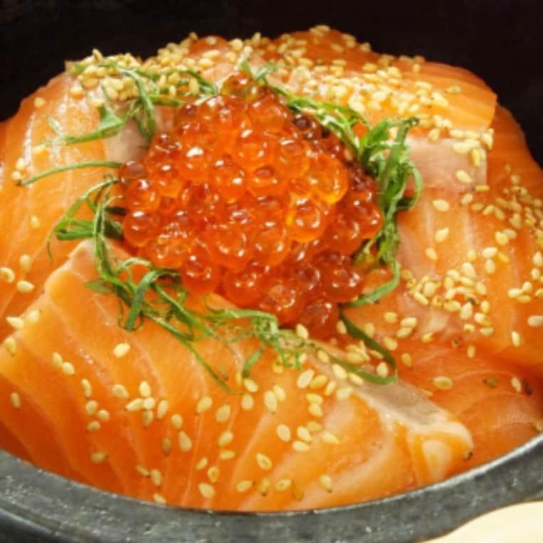 とろ函　守山店のインスタグラム：「北海道と言えばこの組み合わせ最強ですよね😀 丼もお造りも最高🥺 本日こちらの投稿画面表示でファーストドリンク1杯無料‼️ #とろ函 #とろ函守山店 #とろ函堅田店 #とろ函膳所店 #とろ函ハイボール #とろ函イチオシ #とろ函インスタ #とろ函おすすめ #とろ函名物 #守山駅 #守山駅前 #守山駅すぐ #守山駅早歩き5分 #海鮮丼 #海鮮丼ランチ #鶏ザンギ ＃鶏ザンギ定食」