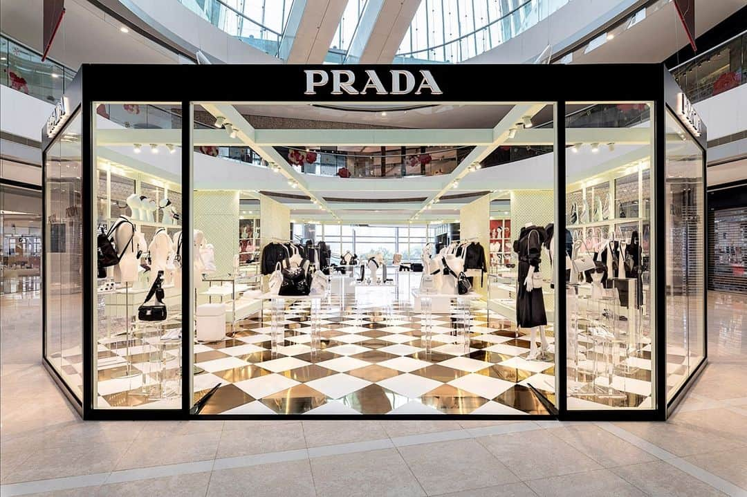 プラダさんのインスタグラム写真 - (プラダInstagram)「On the occasion of #ChineseNewYear, #Prada is pleased to introduce #PradaSymbols, a pop up in collaboration with #IFC in Hong Kong dedicated to men’s and women’s SS21 collections. Defined by a glass structure, the pop up is decorated with triangle motifs that refer to the iconic Prada logo and is dedicated to a selection of bags, accessories and jewellery. The pop up is open from 28 January to 14 March 2021.」2月3日 14時00分 - prada