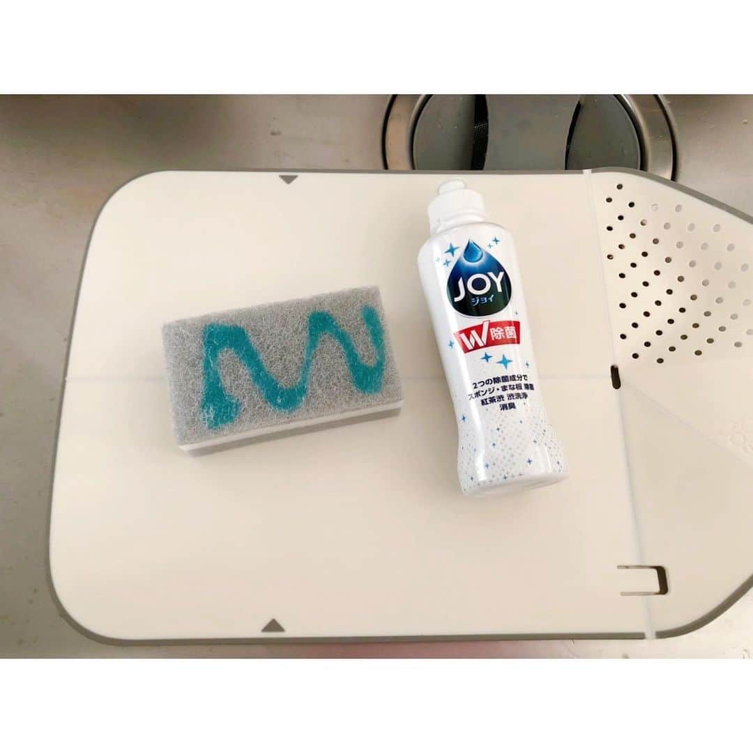 徳山沙季さんのインスタグラム写真 - (徳山沙季Instagram)「. ♡以前から食器洗いは「ジョイ」一筋の我が家👩‍🍳 中でも私のお気に入りは「除菌ジョイ」です。 食器洗いとして使うだけでなく、プラスチックのまな板やスポンジも除菌することができます👏 . 子どももまだ小さいのでとにかく念入りに除菌をしたい我が家にとってまさに必須アイテムです✨✨ しっかり除菌をすることで安心して離乳食作りができます👶🎶 . 現在、「除菌ジョイ、香りジョイ、消臭ジョイの3つジョイの中から自分のお気に入りを選んでTwitterで投稿するだけで素敵なプレゼントがあたる「あなたはどのJOY？#JOY総選挙」キャンペーンを実施中❣️ 私は除菌派です！ ぜひ何派か投票してみてください！ 詳しくは　@joy_pg_japan でチェックできますよ♡ . . @39_editors @joy_pg_japan #JOY総選挙 #除菌派 #食器洗い #家事を楽しむ #PR #新米ママ #赤ちゃんのいる生活 #赤ちゃんのいる暮らし #子育て日記 #離乳食」2月3日 14時11分 - saki.whitesnow