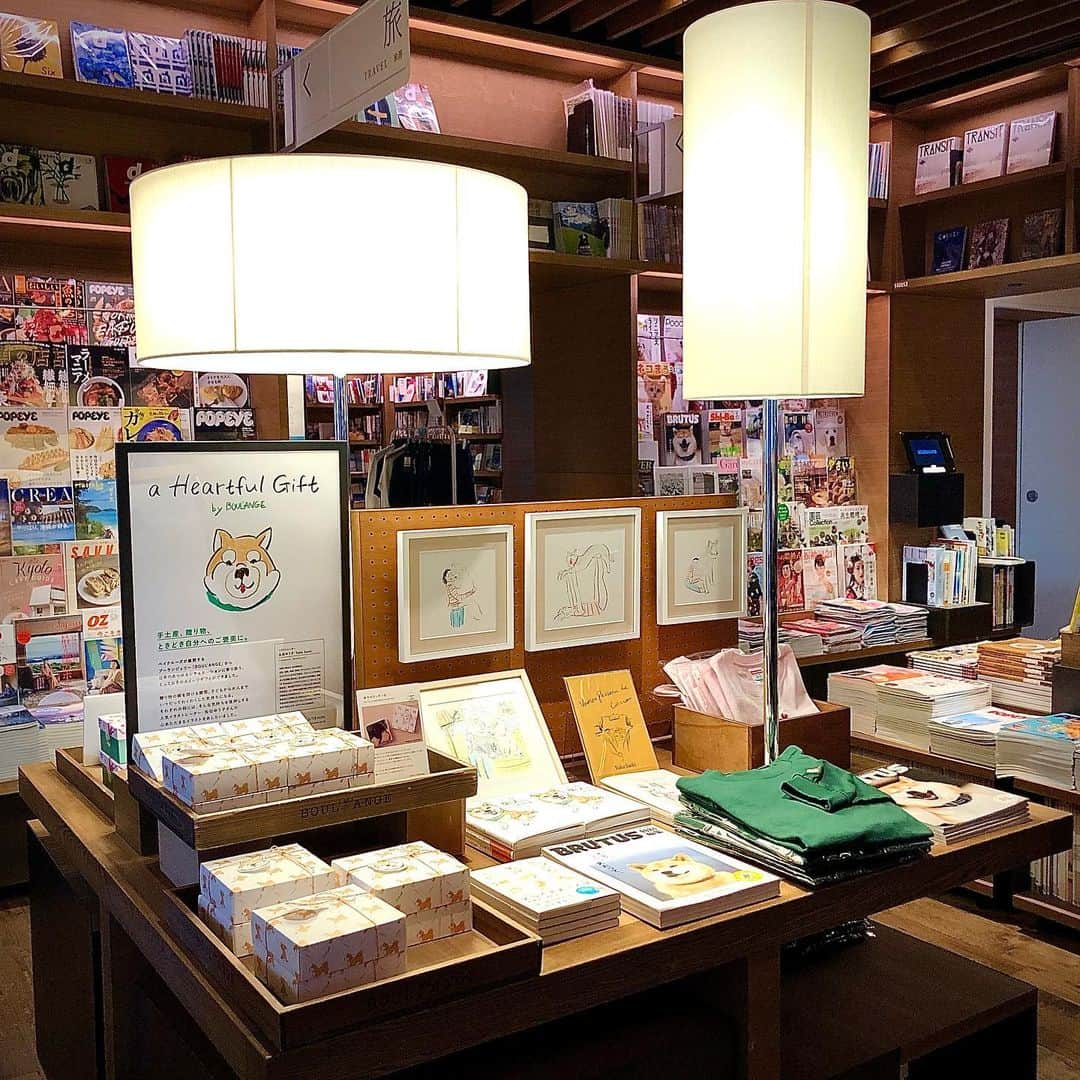 代官山 蔦屋書店　DAIKANYAMA T-SITEさんのインスタグラム写真 - (代官山 蔦屋書店　DAIKANYAMA T-SITEInstagram)「フェア﻿ 【a Heartful Gift】﻿ ベイクルーズが展開するブーランジェリー［BOUL’ANGE］から日常のあらゆるシーンに寄り添う、とっておきのスイーツギフトが届きました。﻿ お菓子を食べ終わっても、手元に置いておきたい素敵なパッケージデザインはイラストレーターの佐伯ゆう子さんが担当されています。﻿ フェアでは関連書籍や佐伯さんの原画、ZINE、グッズも併せてご紹介します。佐伯さんの描く鮮やかな檸檬とおどけた黒猫、ほっこりする柴犬、TOKYOの名所がパッケージとなった3種類の素敵なスイーツギフトを是非、大切な方へ。そしてご自分へのちょっとしたご褒美にも。パッケージキャラクターの黒猫と柴犬グッズもお菓子と一緒にお楽しみください。﻿ 3号館1階マガジンストリートにて本日より3月15日まで開催しております。﻿ ﻿ 二度目の開催となる今回は似顔絵イベント【きみとわたし／yuko saeki】も併せて開催致します。﻿ お菓子のパッケージで描かれている黒猫・柴犬にちなんで、世界にたった１枚のパートナー（愛犬、愛猫など）との似顔絵をイラストレーターの佐伯ゆう子さんに描いていただきます。﻿ ﻿ イベント【きみとわたし / Yuko saeki】﻿ お申し込み方法: 代官山 蔦屋書店オンラインショップよりお申し込みください。﻿ お申し込み期間: 2月3日〜2月16日（先着20名限定）﻿ 金額: ￥24,750（税込）額装込﻿ サイズ：W180mm×H180mm×D25mm﻿ （作品　W120×H120 ）﻿ 納期: 4月上旬を予定しております。﻿ ﻿ お問い合わせは雑誌担当までお願い致します。 #yukosaeki #boulange #flavorworks #baycrews #佐伯ゆう子#祝日堂 #黒猫#柴犬#似顔絵#きみとわたし #代官山蔦屋書店 #daikanyamatsutayabooks」2月3日 14時11分 - daikanyama.tsutaya