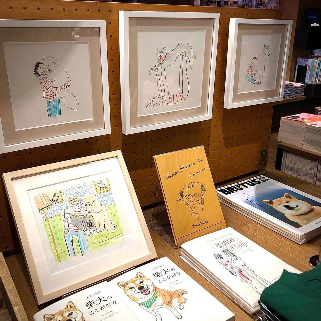 代官山 蔦屋書店　DAIKANYAMA T-SITEさんのインスタグラム写真 - (代官山 蔦屋書店　DAIKANYAMA T-SITEInstagram)「フェア﻿ 【a Heartful Gift】﻿ ベイクルーズが展開するブーランジェリー［BOUL’ANGE］から日常のあらゆるシーンに寄り添う、とっておきのスイーツギフトが届きました。﻿ お菓子を食べ終わっても、手元に置いておきたい素敵なパッケージデザインはイラストレーターの佐伯ゆう子さんが担当されています。﻿ フェアでは関連書籍や佐伯さんの原画、ZINE、グッズも併せてご紹介します。佐伯さんの描く鮮やかな檸檬とおどけた黒猫、ほっこりする柴犬、TOKYOの名所がパッケージとなった3種類の素敵なスイーツギフトを是非、大切な方へ。そしてご自分へのちょっとしたご褒美にも。パッケージキャラクターの黒猫と柴犬グッズもお菓子と一緒にお楽しみください。﻿ 3号館1階マガジンストリートにて本日より3月15日まで開催しております。﻿ ﻿ 二度目の開催となる今回は似顔絵イベント【きみとわたし／yuko saeki】も併せて開催致します。﻿ お菓子のパッケージで描かれている黒猫・柴犬にちなんで、世界にたった１枚のパートナー（愛犬、愛猫など）との似顔絵をイラストレーターの佐伯ゆう子さんに描いていただきます。﻿ ﻿ イベント【きみとわたし / Yuko saeki】﻿ お申し込み方法: 代官山 蔦屋書店オンラインショップよりお申し込みください。﻿ お申し込み期間: 2月3日〜2月16日（先着20名限定）﻿ 金額: ￥24,750（税込）額装込﻿ サイズ：W180mm×H180mm×D25mm﻿ （作品　W120×H120 ）﻿ 納期: 4月上旬を予定しております。﻿ ﻿ お問い合わせは雑誌担当までお願い致します。 #yukosaeki #boulange #flavorworks #baycrews #佐伯ゆう子#祝日堂 #黒猫#柴犬#似顔絵#きみとわたし #代官山蔦屋書店 #daikanyamatsutayabooks」2月3日 14時11分 - daikanyama.tsutaya