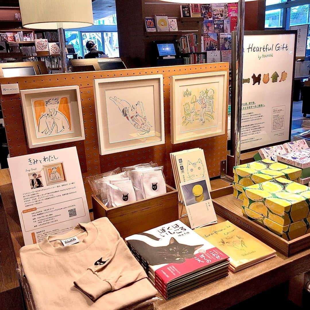 代官山 蔦屋書店　DAIKANYAMA T-SITEさんのインスタグラム写真 - (代官山 蔦屋書店　DAIKANYAMA T-SITEInstagram)「フェア﻿ 【a Heartful Gift】﻿ ベイクルーズが展開するブーランジェリー［BOUL’ANGE］から日常のあらゆるシーンに寄り添う、とっておきのスイーツギフトが届きました。﻿ お菓子を食べ終わっても、手元に置いておきたい素敵なパッケージデザインはイラストレーターの佐伯ゆう子さんが担当されています。﻿ フェアでは関連書籍や佐伯さんの原画、ZINE、グッズも併せてご紹介します。佐伯さんの描く鮮やかな檸檬とおどけた黒猫、ほっこりする柴犬、TOKYOの名所がパッケージとなった3種類の素敵なスイーツギフトを是非、大切な方へ。そしてご自分へのちょっとしたご褒美にも。パッケージキャラクターの黒猫と柴犬グッズもお菓子と一緒にお楽しみください。﻿ 3号館1階マガジンストリートにて本日より3月15日まで開催しております。﻿ ﻿ 二度目の開催となる今回は似顔絵イベント【きみとわたし／yuko saeki】も併せて開催致します。﻿ お菓子のパッケージで描かれている黒猫・柴犬にちなんで、世界にたった１枚のパートナー（愛犬、愛猫など）との似顔絵をイラストレーターの佐伯ゆう子さんに描いていただきます。﻿ ﻿ イベント【きみとわたし / Yuko saeki】﻿ お申し込み方法: 代官山 蔦屋書店オンラインショップよりお申し込みください。﻿ お申し込み期間: 2月3日〜2月16日（先着20名限定）﻿ 金額: ￥24,750（税込）額装込﻿ サイズ：W180mm×H180mm×D25mm﻿ （作品　W120×H120 ）﻿ 納期: 4月上旬を予定しております。﻿ ﻿ お問い合わせは雑誌担当までお願い致します。 #yukosaeki #boulange #flavorworks #baycrews #佐伯ゆう子#祝日堂 #黒猫#柴犬#似顔絵#きみとわたし #代官山蔦屋書店 #daikanyamatsutayabooks」2月3日 14時11分 - daikanyama.tsutaya