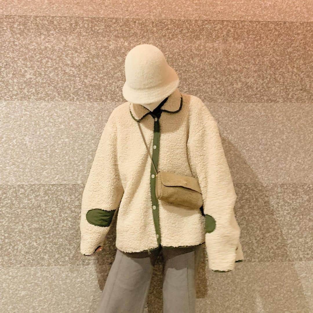 前田亜美のインスタグラム：「. . おうち時間楽しんでるけど たまに食材を買いに行く時スタイル笑. . . 恵方巻き食べようとしたけど売ってなかった…🤭. . #ami私服 #バケットハット  #HOTPING」
