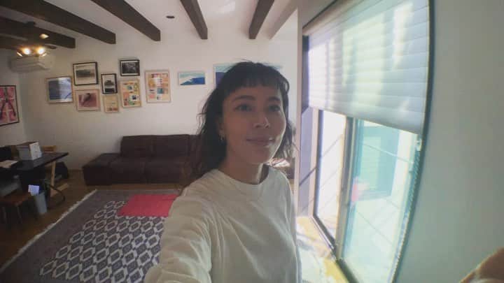 渋木さやかのインスタグラム：「☀️モーニングルーティン 朝起きて窓を開けます。 あとはバタバタだしブス丸出し丸投げです。笑  色々終わったら、その時その時のやりたいストレッチやヨガのアーサナします。決まりはあえて作りません。(縛られなくない🙃)   ぜったいにやるのは、 股関節周りと肩甲骨、背骨を動かすこと、逆転のポーズ。開脚はやらないとすぐ硬くなくなるし、ほぐしとくとママチャリが最速になります。肩甲骨やると肩コリ取れます。背骨はエネルギーの循環。逆転のポーズは生活してて絶対にやらないことだから、あえて。  これで10分経ってない。…なのに、やる時間ないとか言っちゃう自分は、何に時間を使っているのやら。毎日やってる…つもり！みんなも一緒にやろやろ♡  ちなみに、柴咲コウさんみたいに朝から玄米は炊けません。(マツコと有吉のTVで「柴咲コウのモーニングルーティンYouTube観たんだけど、意識高すぎなのよー！」って言ってたらしく、checkしてみたら朝からすごいことしてた😀💭)  #ヨガ」