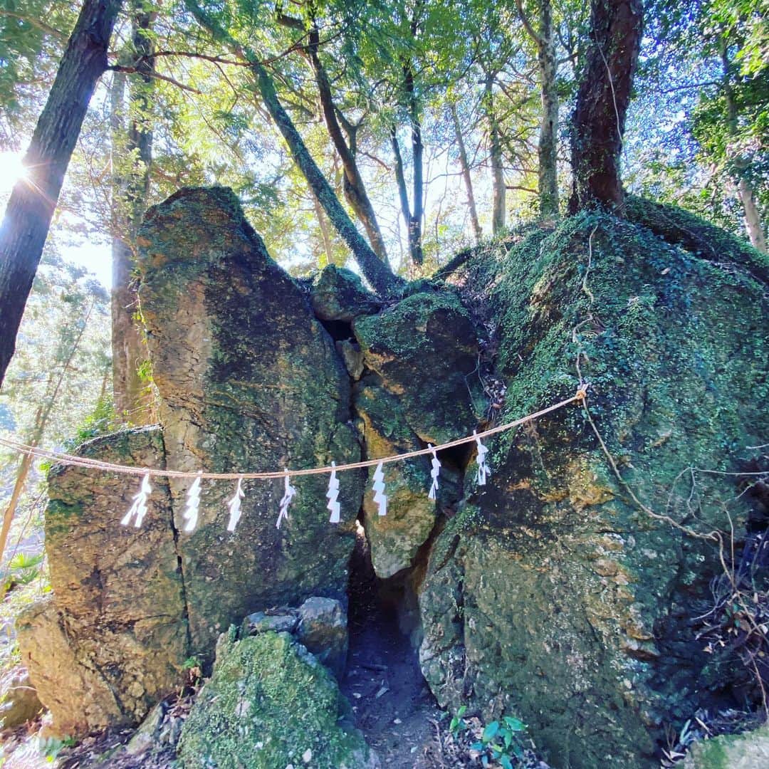 のインスタグラム：「#埼玉県大里郡寄居町  #姥宮神社 (とめみやじんじゃ)に 胎内くぐりという不思議な石🪨があります。この石の穴をくぐると、疱瘡（ほうそう）＝天然痘、麻疹（はしか）、罹患（りかん）することはないといわれているみたいです。#健康運アップ に #待ち受けにどうぞ  金運大全  仕事運、財運、勝負運が上がり、 たちまちお金がやってくる160の方法 Amazonや書店で発売中です！  Love Me Doの大予言 〜2021年から輝く未来を築くために〜 Amazonや書店で発売中です！  #金運大全 #LoveMeDoの大予言」