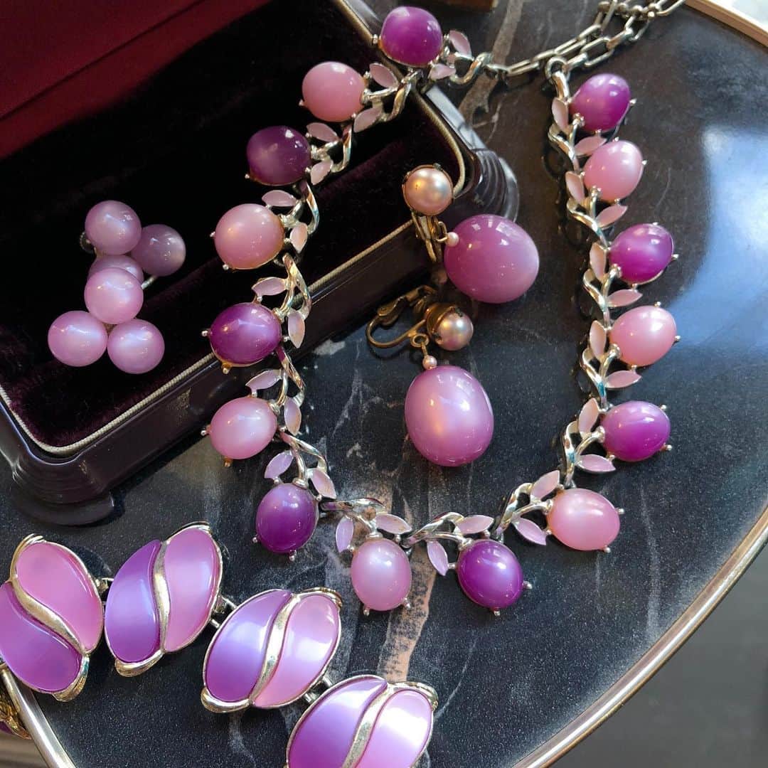 NUTTY Vintage&Collectibleのインスタグラム：「🍇RECOMMEND VINTAGE🍇  ☑︎vtg moonglow beads×enamel jewelry  月明かりのような煌めきに引き込まれる、美しいmoonglow jewelry。 内側から放射し光の角度によって動いているように発光します。  少し暖かくなってくるこれからの季節に、 薄手のシンプルなニットやブラウスにつけてあげると ミステリアスな表情で、新鮮な装いになりそう。  ⏳TODAY20:00~ ONLINE STORE UPDATE⏳  ---------------------------------------------------- 💐Formal Fair 2021💐1/18(mon)~ ☑︎ヴィンテージジュエリーALL10%OFF  🚌送料無料🚌1/15(fri)~ ☑︎VINTAGE ONLINE STORE ¥10000以上 ☑︎SELECT BOUTIQUE ONLINE STORE ¥5000以上 お買い上げで全国一律送料無料！ （※ONLINE STORE/その他通販全て対象） ----------------------------------------------------」