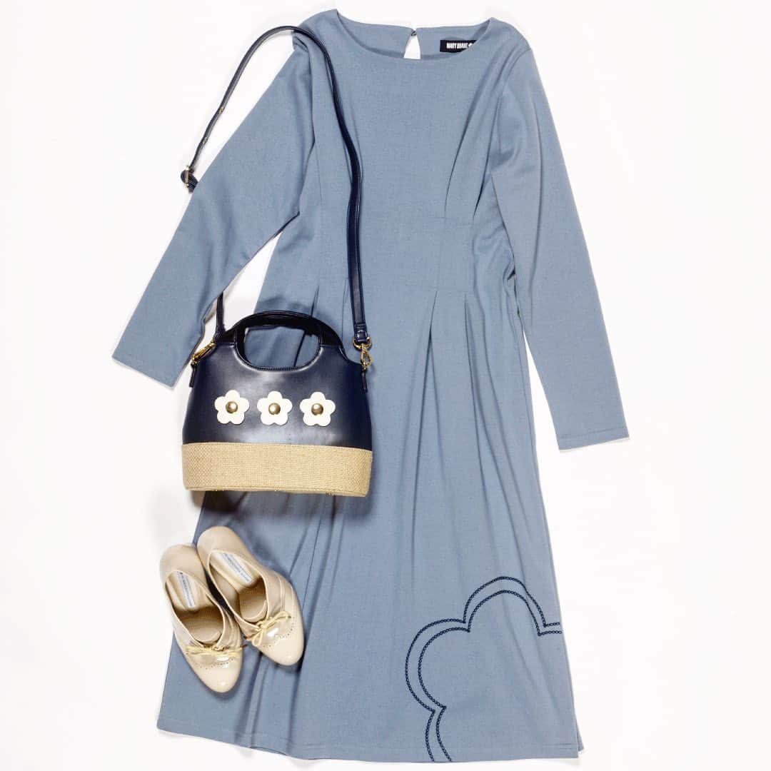 MARY QUANT officialのインスタグラム：「#ウエストタックカットソーワンピース #カシメデイジーボトムパナマ2WAYミニトート - シューズはスタイリスト私物 - #MARYQUANT #2021SPRING #NEWITEMS #FASHION #DRESS #TOTEBAG  - #マリークヮント #ワンピース #2WAY #2WAYバッグ #ミニトート #ショルダー #春コーデ  #春服 #春服コーデ  #春ファッション」