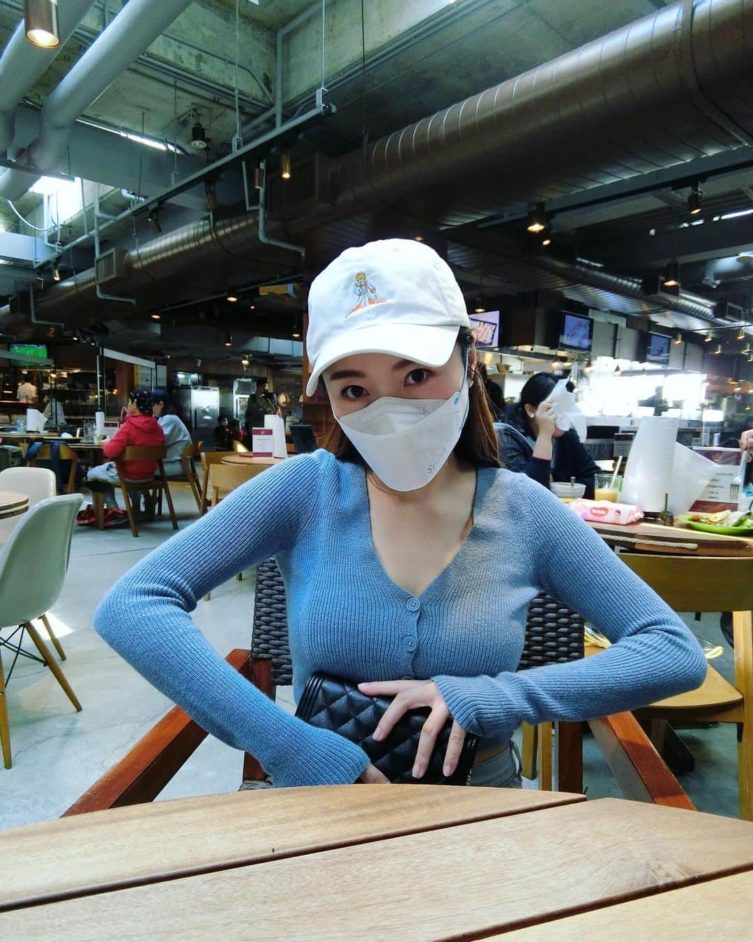 Miss Hunnyのインスタグラム：「2020年嘅小朋友， 耳仔係咪會前咗？ 細個嗰陣媽咪都會要求打側瞓， 話要夾平隻耳仔， 唔係就會兜風耳。 以呢個邏輯， 小朋友去到小學一年級隻耳仔都仲未生定， 咁啱啱呢一年係咁戴口罩， 啲五六歲嘅小朋友對耳仔點算😨？ 求解， 在線等。」