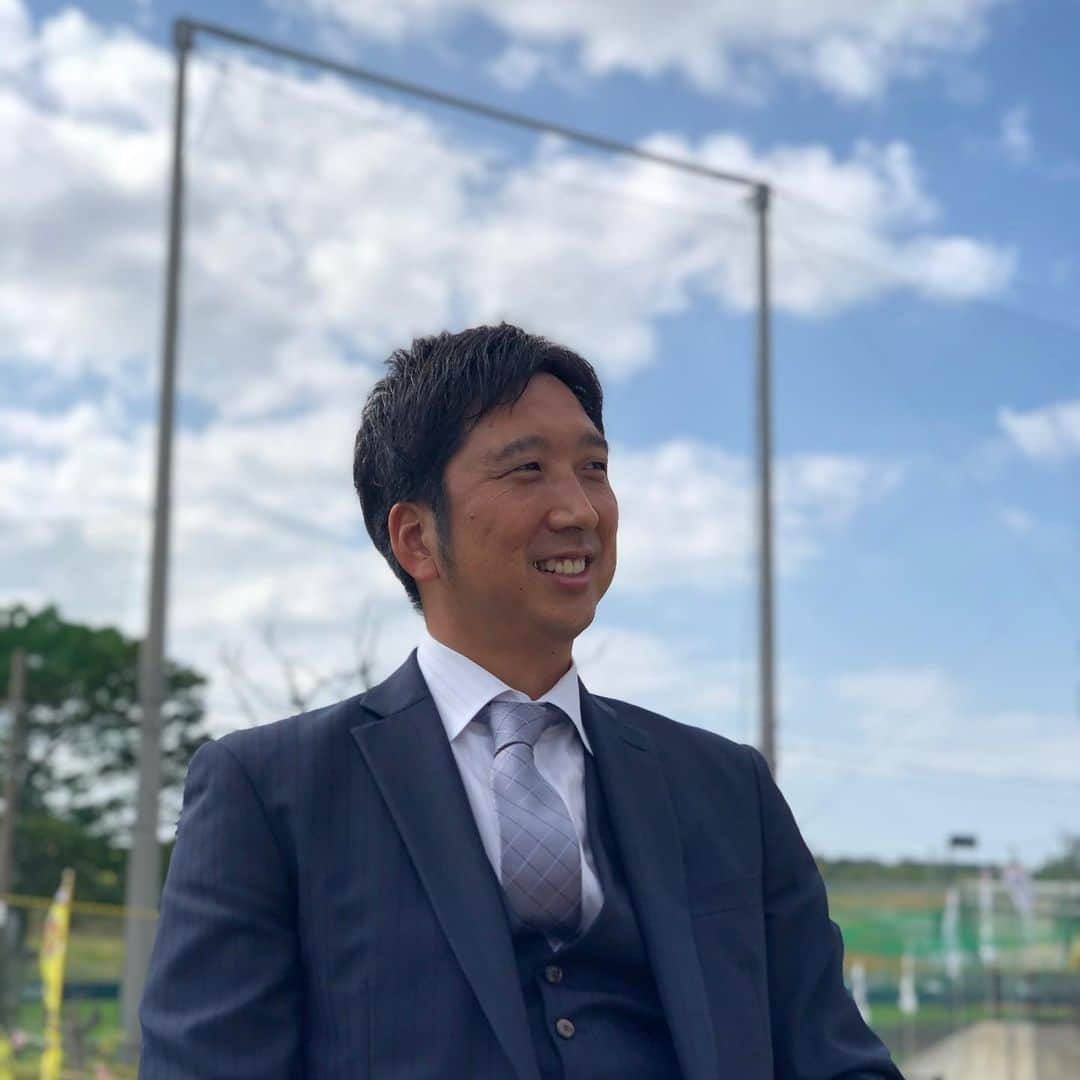 藤川球児のインスタグラム：「矢野監督のインタビュー待ち😉 スポーツ報知評論家としての取材なのでもちろんスーツで、フラットな目線での取材頑張ります‼️  タイガースのスタッフとしての動きは一時休養です😊😊  ※撮影時のみマスク外しております  #kyuji22  #スポーツ報知」