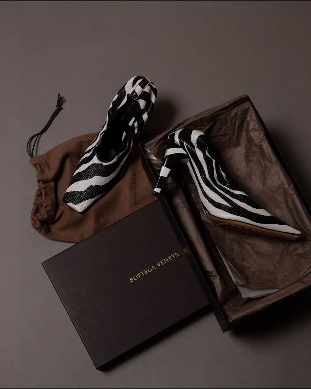 MARISのインスタグラム：「Thank you so much @fwrd for @newbottega 🦓🤍 アニマル柄って柄の出方とかで全然違うけどボッテガはさすが🖤柄も形も最高に可愛いすぎて一目惚れ🤍  #bottegaveneta    #ルックフォーワード #lookfwrd @FWRDで100ドル以上ご購入で、無料エクスプレス配送 (3-6営業日配達)のお届け🤍日本になかなかおいてないものもたくさんあるよ😘」