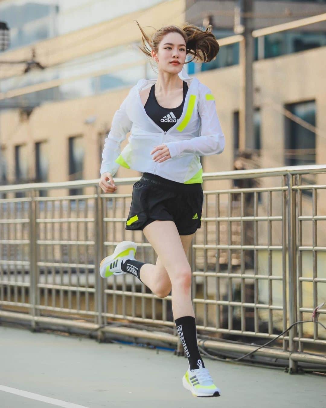 グレース＝カンクラオのインスタグラム：「วิ่ง ได้ดั่งใจ! 🏃🏻‍♀️กับ #Ultraboost 21 ที่มี Torsion system ช่วยเพิ่มการโค้งงอให้กับเท้าตอบสนองการวิ่งทุกจังหวะ และเพิ่มพื้น Boost ขึ้น 6% ทำให้ได้รับพลังงานคืนจากการวิ่งและนุ่มสบายเท้าทุกย่างก้าว   วางจำหน่ายแล้ววันนี้ที่ร้านอาดิดาสทุกสาขา และ www.adidas.co.th และวันที่ 4 กุมภาพันธ์ 2564 ที่ร้านค้าอุปกรณ์กีฬาชั้นนำทั่วประเทศ @adidasthailand @adidasrunning #adidasRunning #adidasThailand #giftedbyadidas」