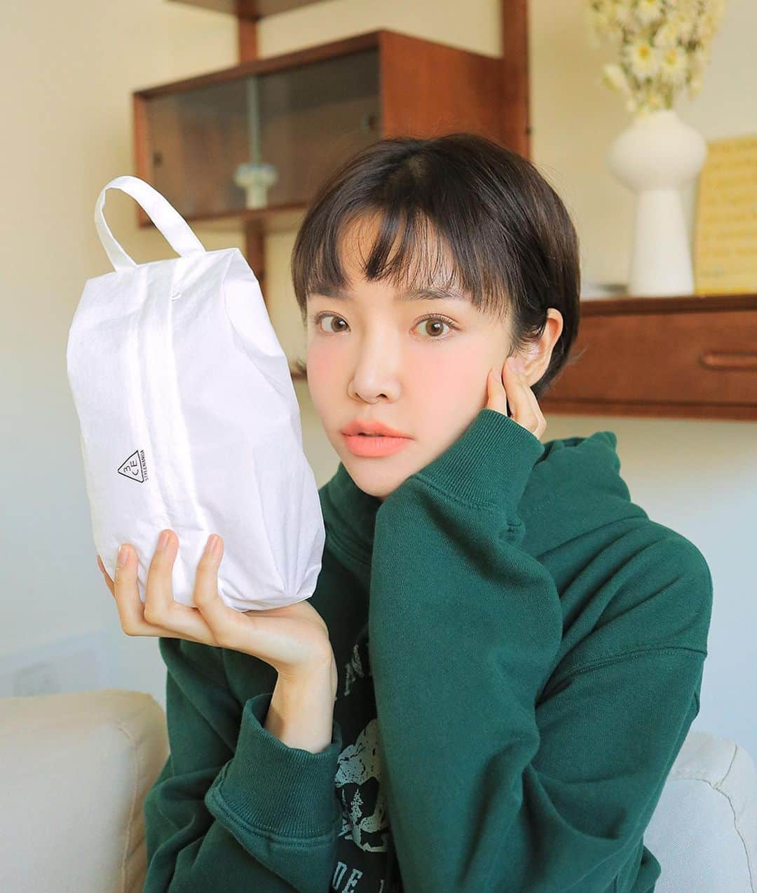 3CE Official Instagramさんのインスタグラム写真 - (3CE Official InstagramInstagram)「3CE AIRY NYLON POUCH_SMALL #WHITE 메이크업, 스킨케어 제품은 물론 텀블러나 물병까지 애슬레저 아이템으로도 사용가능한 활용도 만점 화이트 파우치🤍 #3CE #3CEAIRYNYLONPOUCH」2月3日 14時24分 - 3ce_official