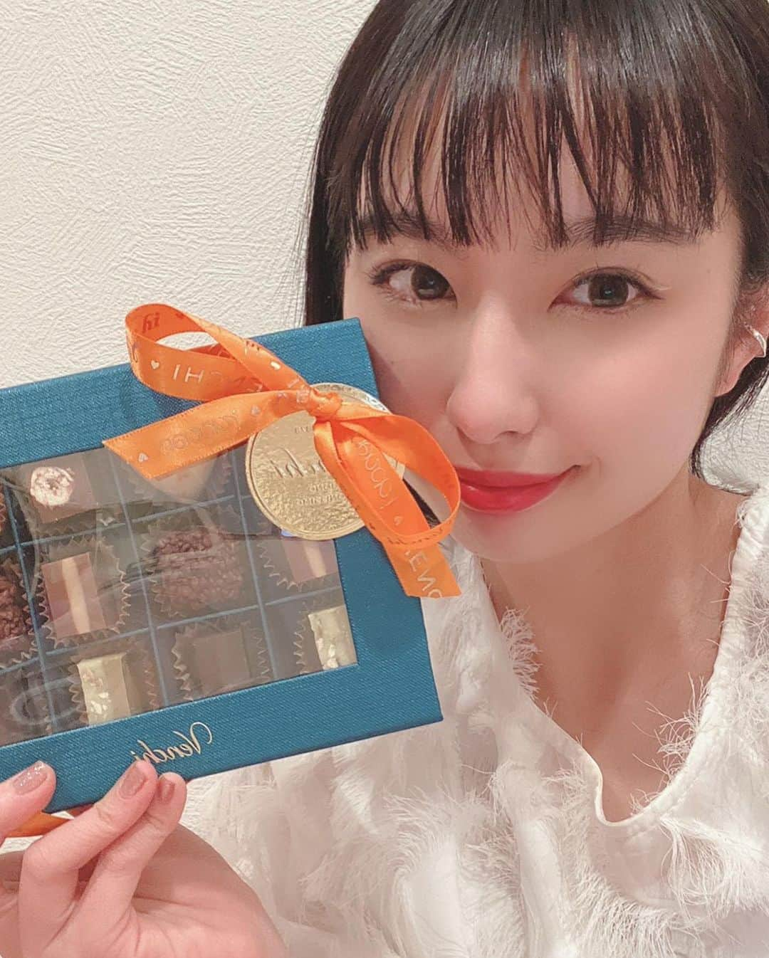 重留真波さんのインスタグラム写真 - (重留真波Instagram)「・ 2月といえばもうすぐバレンタイン🍫 大切な人、恋人、家族に 日頃の愛を込めて チョコレートを送ってみませんか？ そんなみなさんにオススメ！ イタリア生まれのチョコレート 「VENCHI」の 公式オンラインストアがOPENしました✨ 近くにいなくても、今の時期会えなくても 公式オンラインから届けてみては いかがでしょうか？ 私は大切な家族と 食べるの大好きなのんちゃんに プレゼントしました♥️ みなさんも大切な人に…✨  2人とも喜んでくれてよかった🥰  　#ヴェンキ 　#VENCHI 　#バレンタイン 　#チョコレート 　#ジェラート」2月3日 14時37分 - shigetome.manami.official