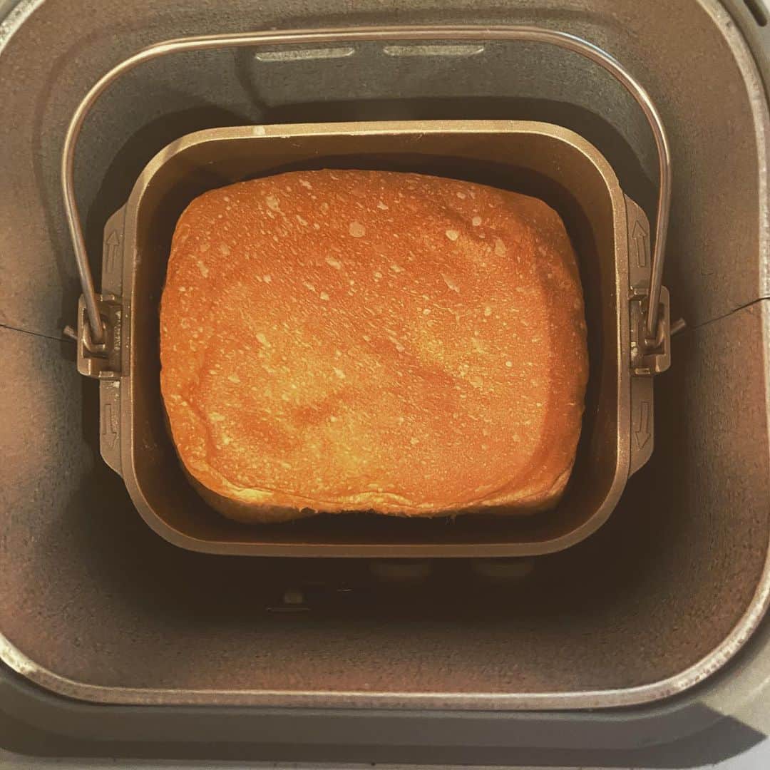 ミラクルひかるさんのインスタグラム写真 - (ミラクルひかるInstagram)「すげ〜ーーーーーー🍞❣️  本当に簡単にパン焼けた！感動！✨ 信じてなかったw 粉と水とイーストだけでも今度作ってみよぅと！　あと米粉。割合とか実験し出すと迷宮入りしちゃいそうでワクワク。 #ホームベーカリー 　　ものまねやらパンやらごちゃごちゃのインスタ。 　整理する気なし！」2月3日 14時30分 - miracle_hikaru_official