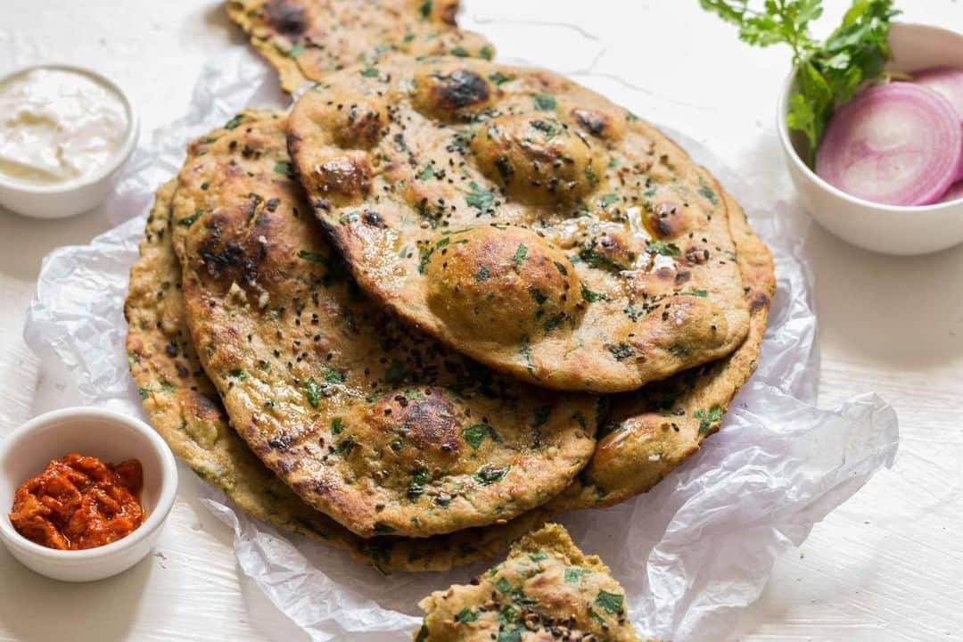 Archana's Kitchenさんのインスタグラム写真 - (Archana's KitchenInstagram)「A crispy flaky naan, Cheese Garlic Naan Recipe is a lovely cheese stuffed naan, flavoured with garlic that gets its roasted flavour when it cooks on the direct flame. Tastes great when served with dal or a delicious sabzi.  Get the recipe from the smart.bio link in my profile @archanaskitchen」2月3日 14時30分 - archanaskitchen