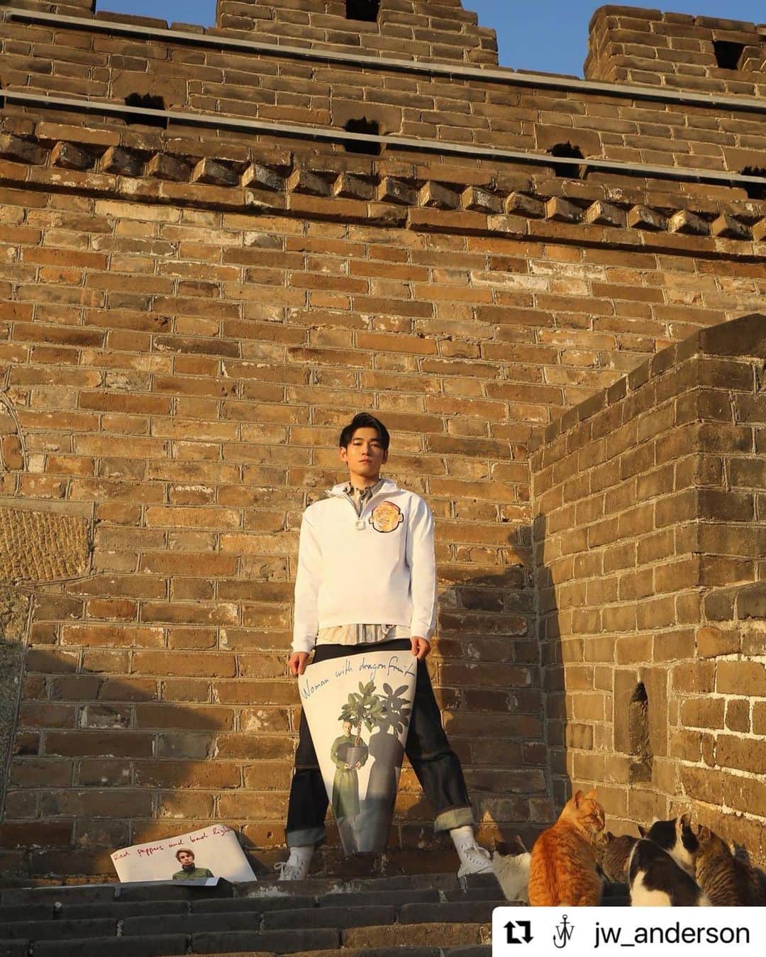 樋口葉生さんのインスタグラム写真 - (樋口葉生Instagram)「Taking @jw_anderson to the Great Wall 💙🌹 #Repost @jw_anderson  Giving you Great Wall. Actor @haohiguchi took the Men’s Autumn/Winter 21 and Women’s Pre Fall 21 Collection posters to the Great Wall of China. Shot by @ravin0826」2月3日 14時40分 - haohiguchi