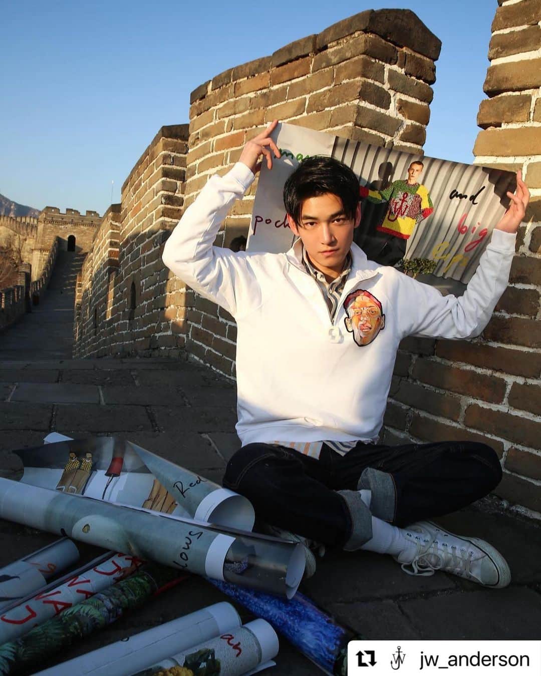 樋口葉生のインスタグラム：「Taking @jw_anderson to the Great Wall 💙🌹 #Repost @jw_anderson  Giving you Great Wall. Actor @haohiguchi took the Men’s Autumn/Winter 21 and Women’s Pre Fall 21 Collection posters to the Great Wall of China. Shot by @ravin0826」