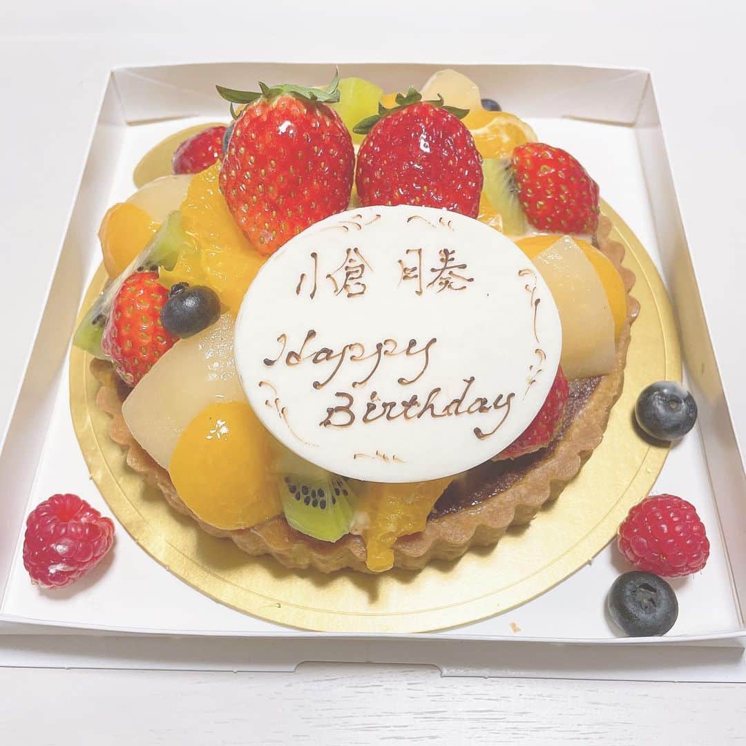 小倉月奏さんのインスタグラム写真 - (小倉月奏Instagram)「♥︎ ・ ・ 生誕のケーキ美味しかった🥺 フルーツタルトしか勝たん！✊🏻🍓 ・ 私が1番好きなフルーツは ブルーベリー。でも桃と苺とメロンもスキ。 ・ ・ ・ #生誕祭 #生誕 #フルーツタルト #フルーツ #ケーキ #タルトケーキ」2月3日 14時44分 - ogurarunon
