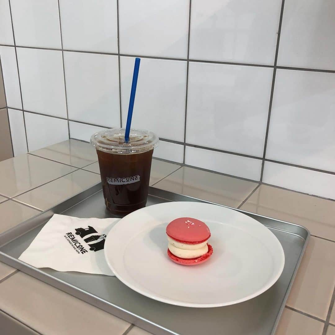 酒井唯菜のインスタグラム：「マカロン食べたい💭 ・ ・ 写真は結構前の写真で、お店でラストの一個のマカロンだったの🤤✨美味でした。  #ごちそうさまでした #❤︎」